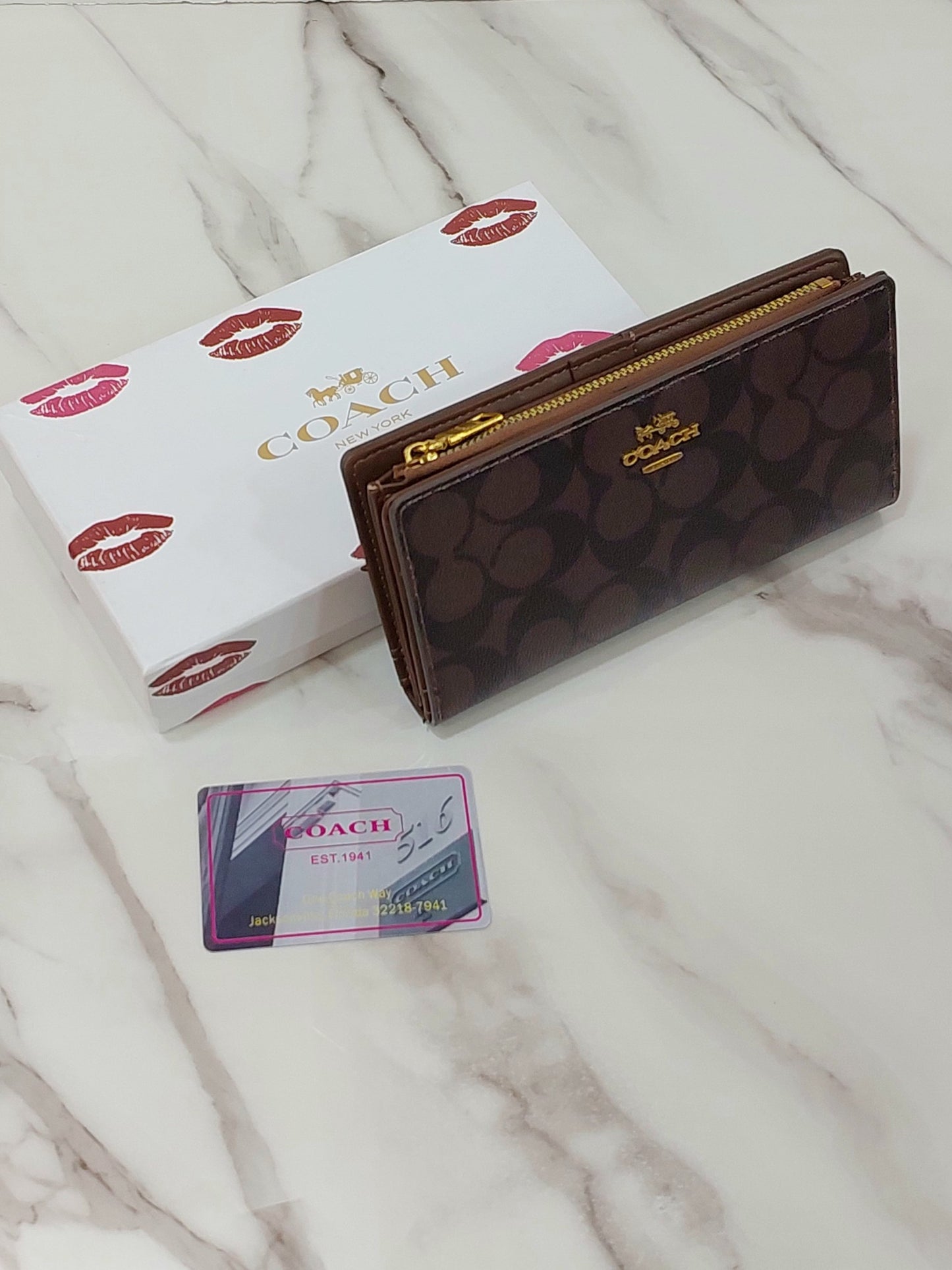 محفظة نسائية بتصميم Coach الراقي.