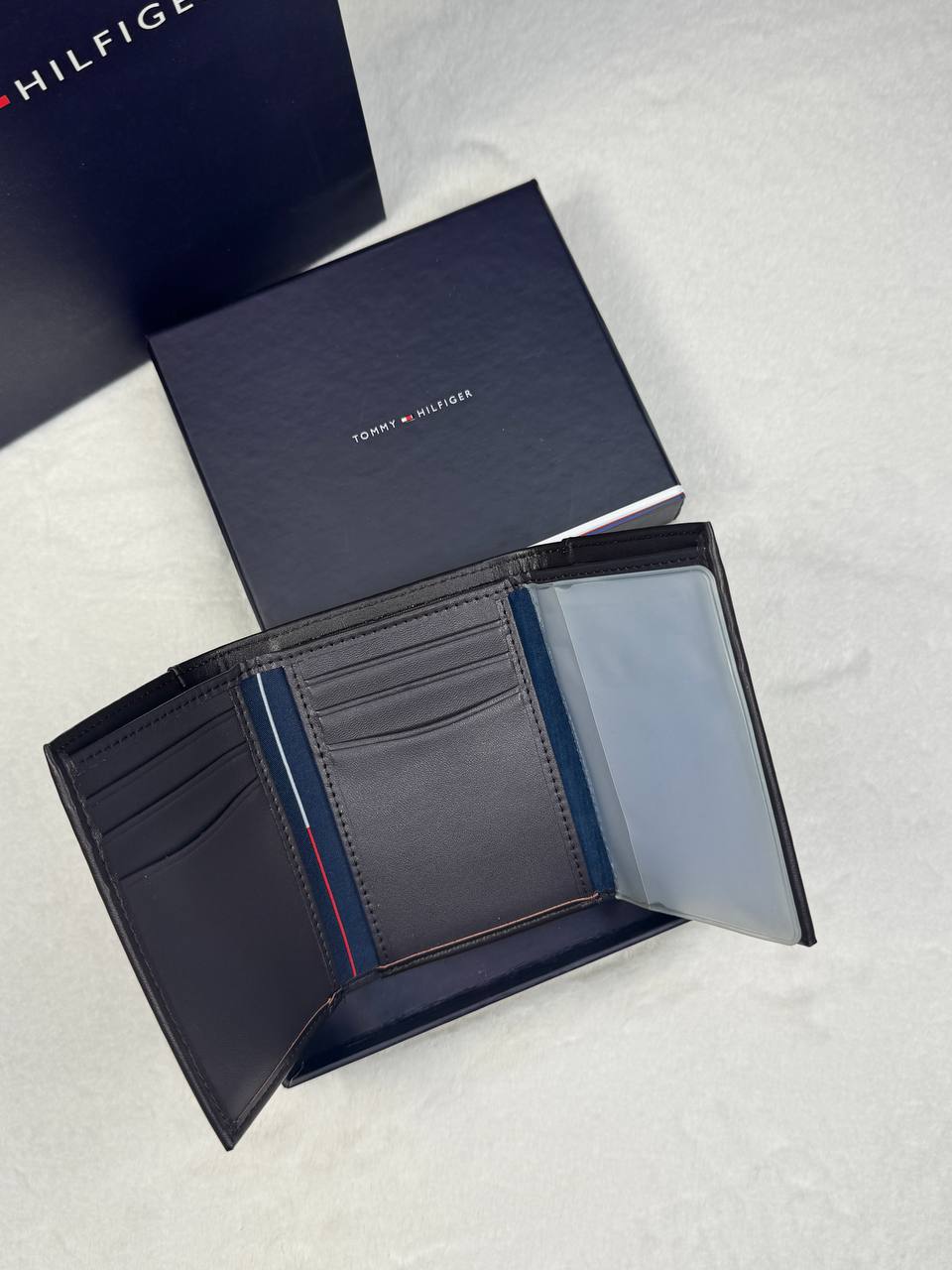 محفظة Tommy Hilfiger الرجالية - جلد طبيعي بني غامق - تصميم ثلاثي Trifold