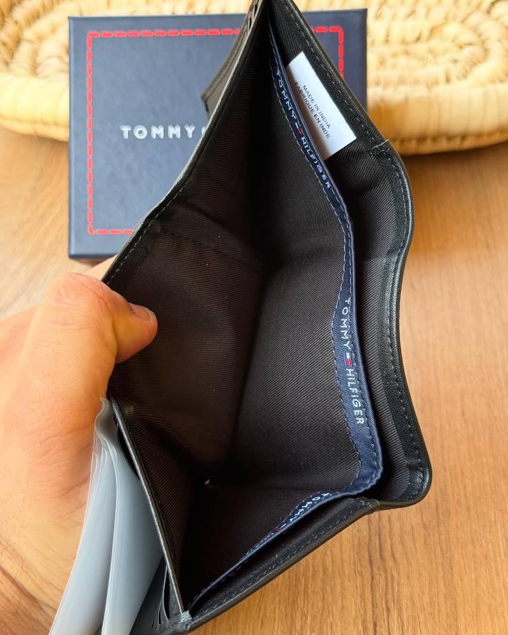 محفظة Tommy Hilfiger الرجالي - تصميم Trifold باللون الأسود