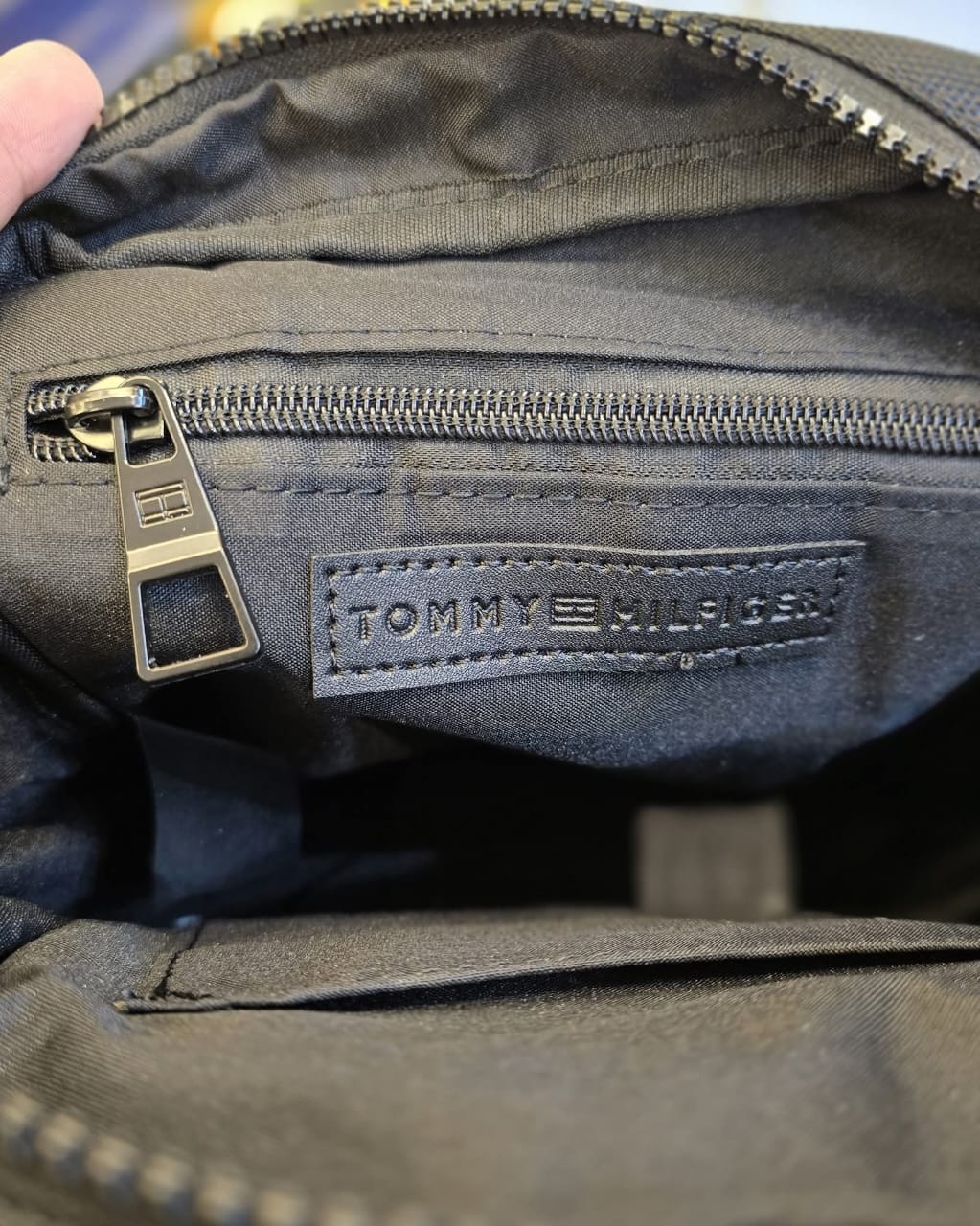 حقيبة كروس بولد tommy hilfiger للرجال - تصميم عصري وأنيق