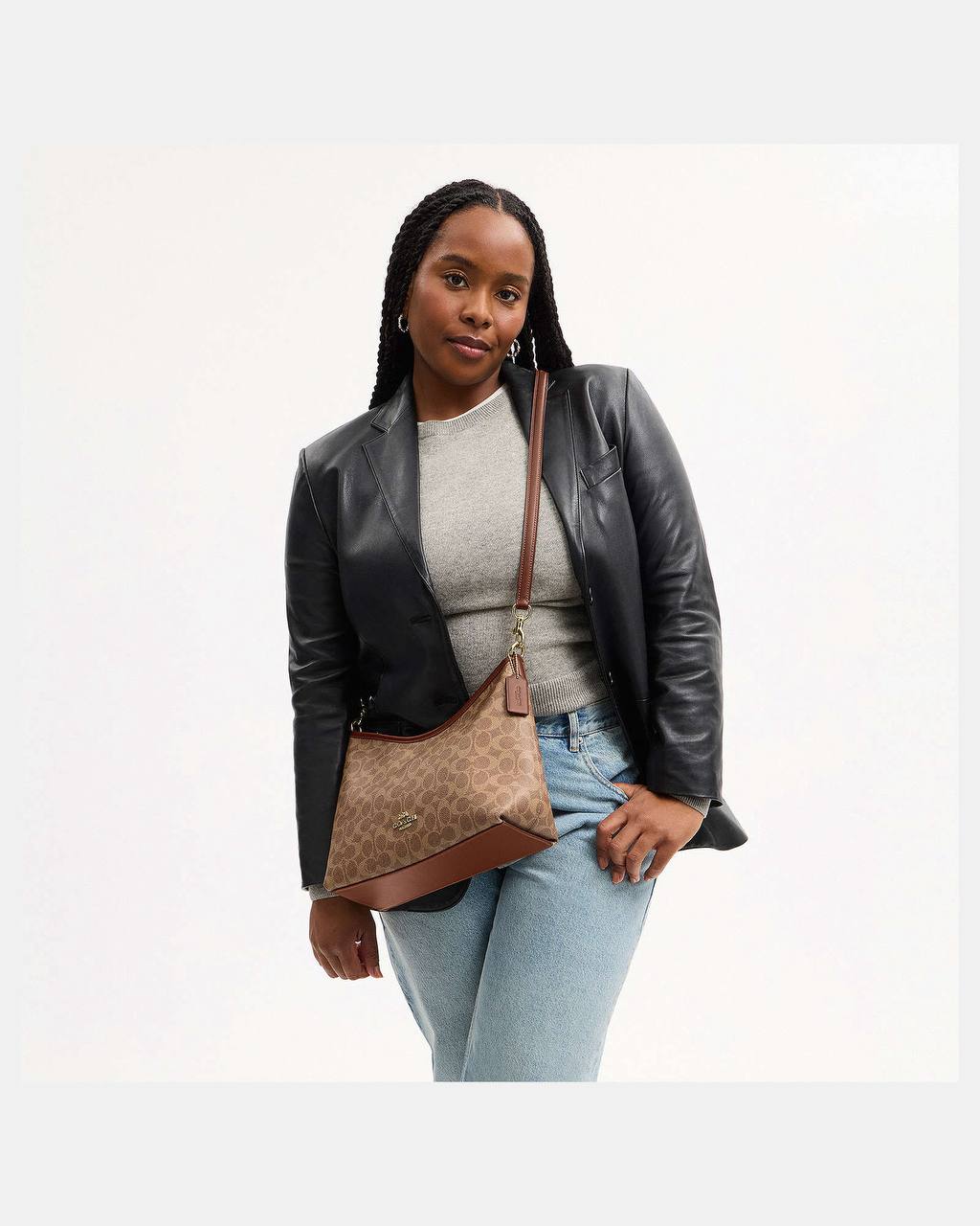 حقيبة "كوتش" (Coach) هوبو الكلاسيكية - تصميم Signature Canvas بنقشة المونوغرام الأيقونية
