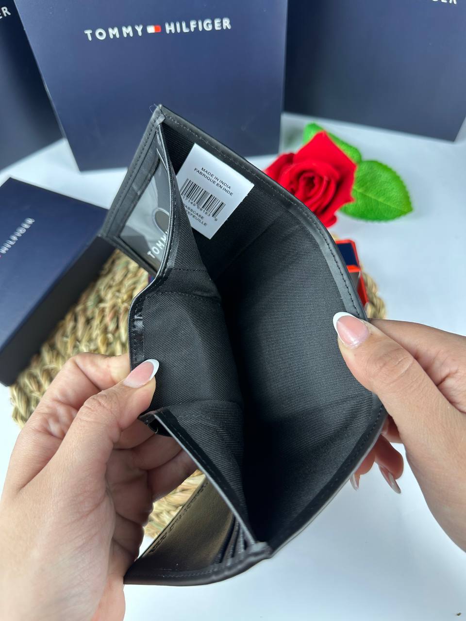 محفظة تومي هيلفيغر (Tommy Hilfiger) الرجالية - Trifold Wallet