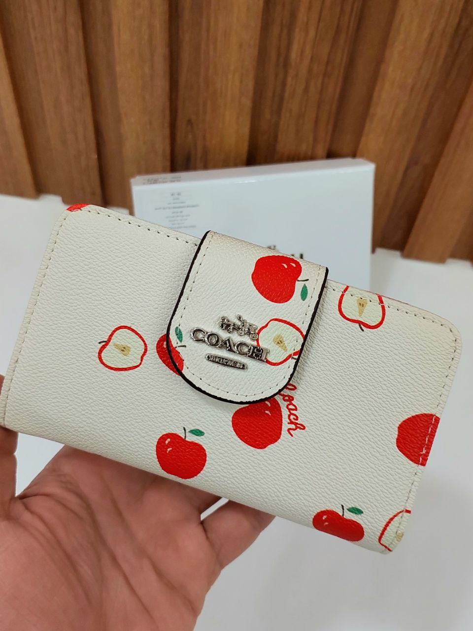 محفظة نسائية فاخرة بتصميم التفاح من Coach