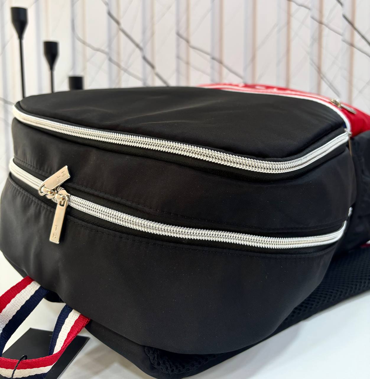 حقيبة ظهر تومي هيلفيغر (Tommy Hilfiger) بتصميم ثنائي اللون