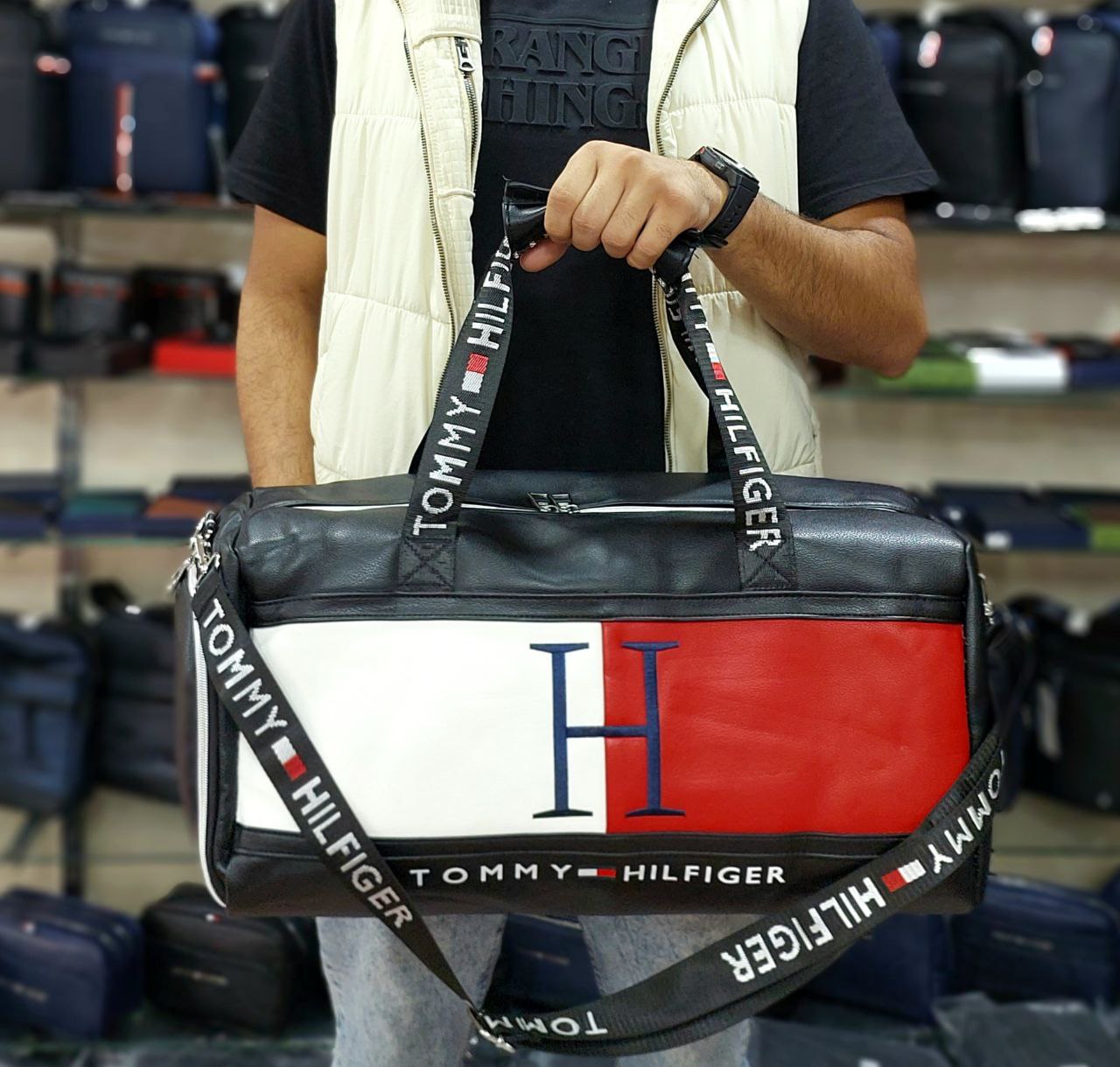 شنطة سفر ورجال أعمال فاخرة بتصميم ميرورأوريجينال من TOMMY HILFIGER
