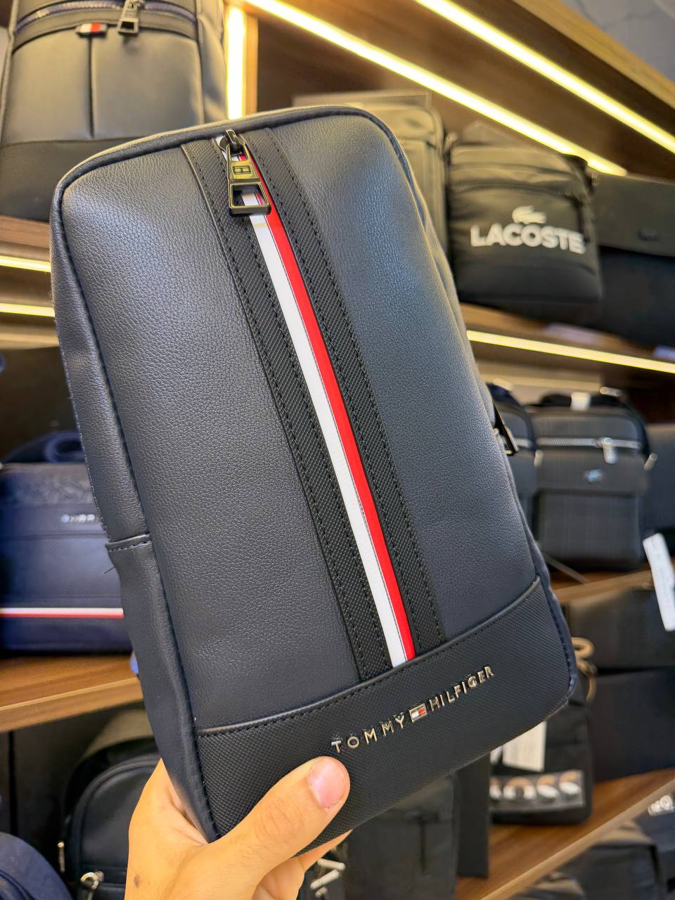 حقيبة كتف (Sling) رجالية تومي هيلفيغر- كحلي