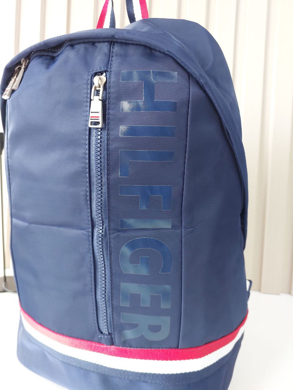 حقيبة ظهر تومي (Tommy Backpack) عصرية وعملية