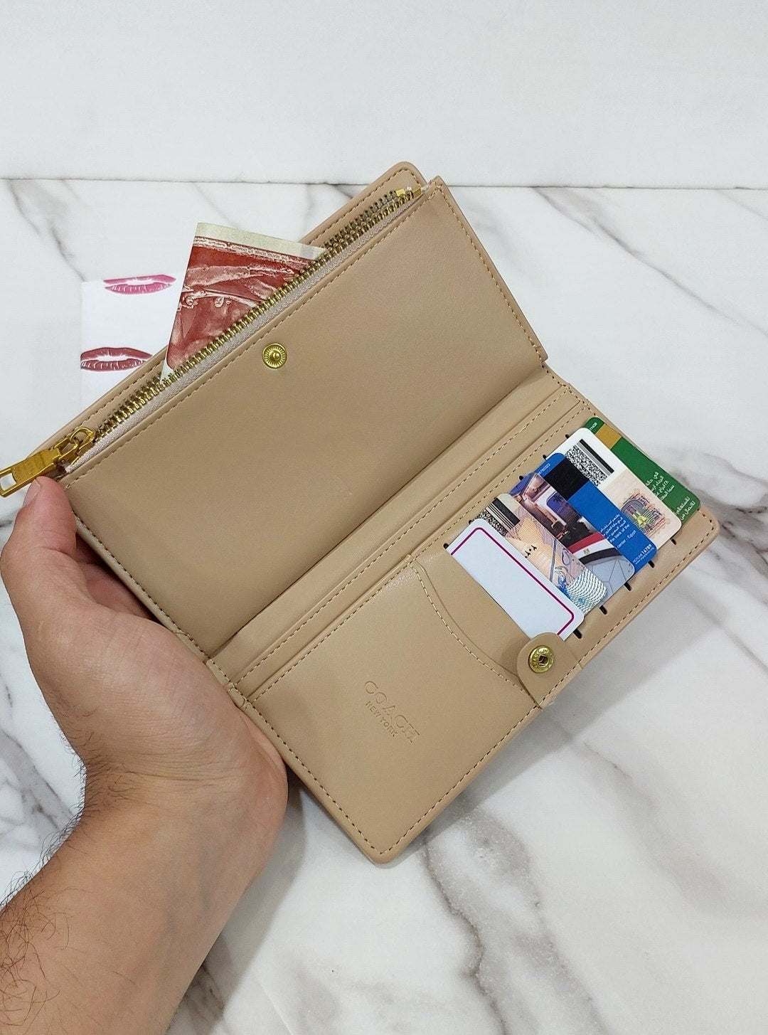 محفظة نسائية بتصميم Coach العصري.
