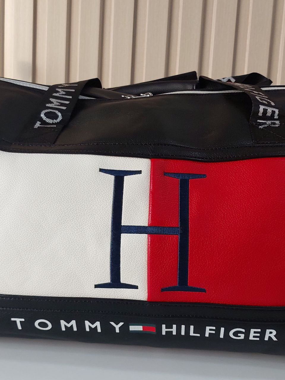 شنطة سفر ورجال أعمال فاخرة بتصميم ميرورأوريجينال من TOMMY HILFIGER