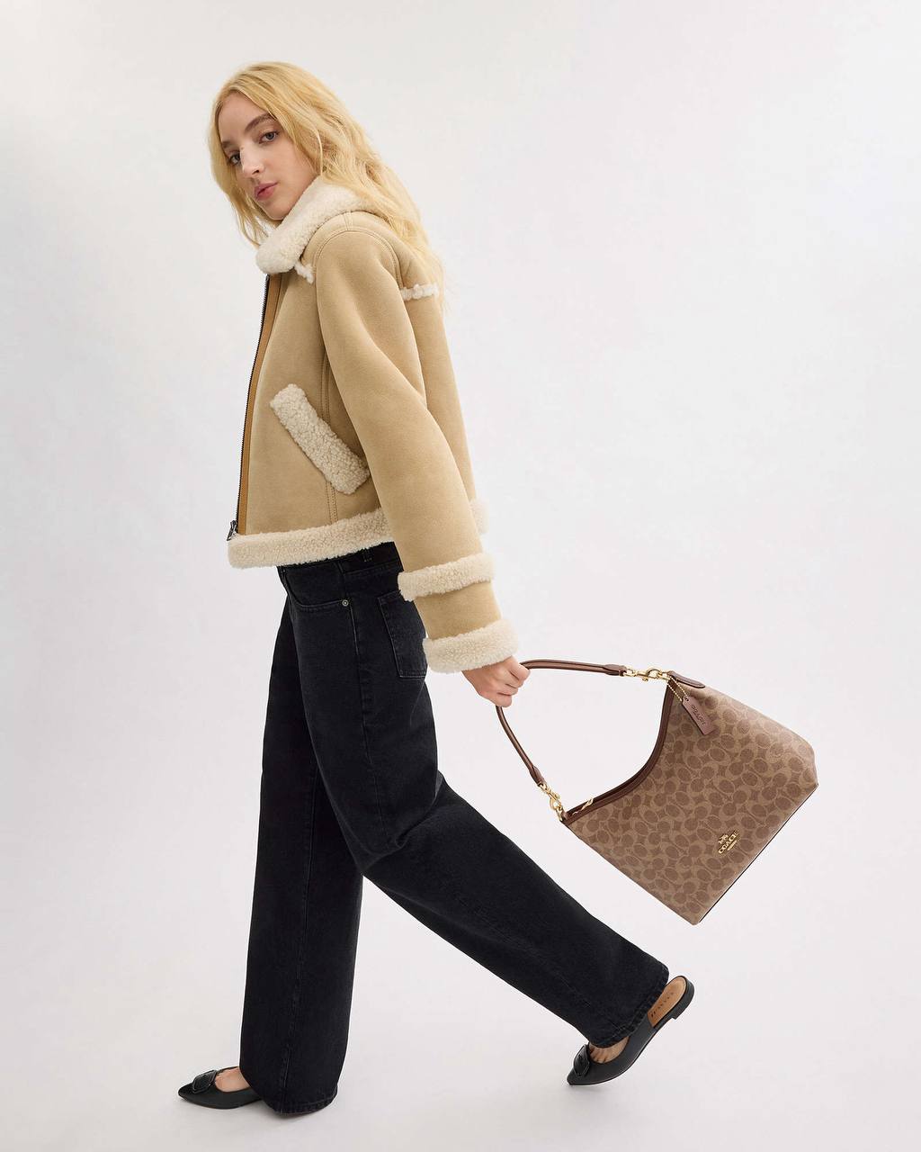 حقيبة "كوتش" (Coach) هوبو الكلاسيكية - تصميم Signature Canvas بنقشة المونوغرام الأيقونية