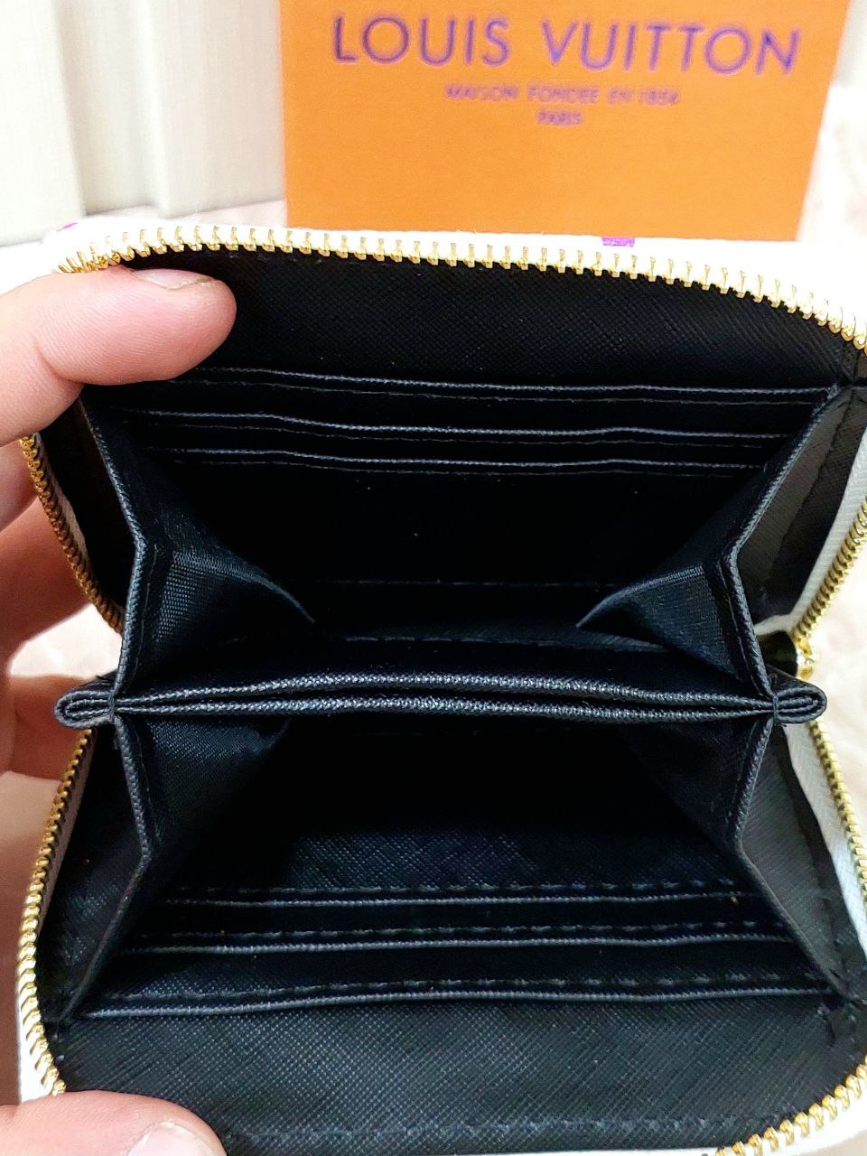 محفظة حريمي من Louis Vuitton