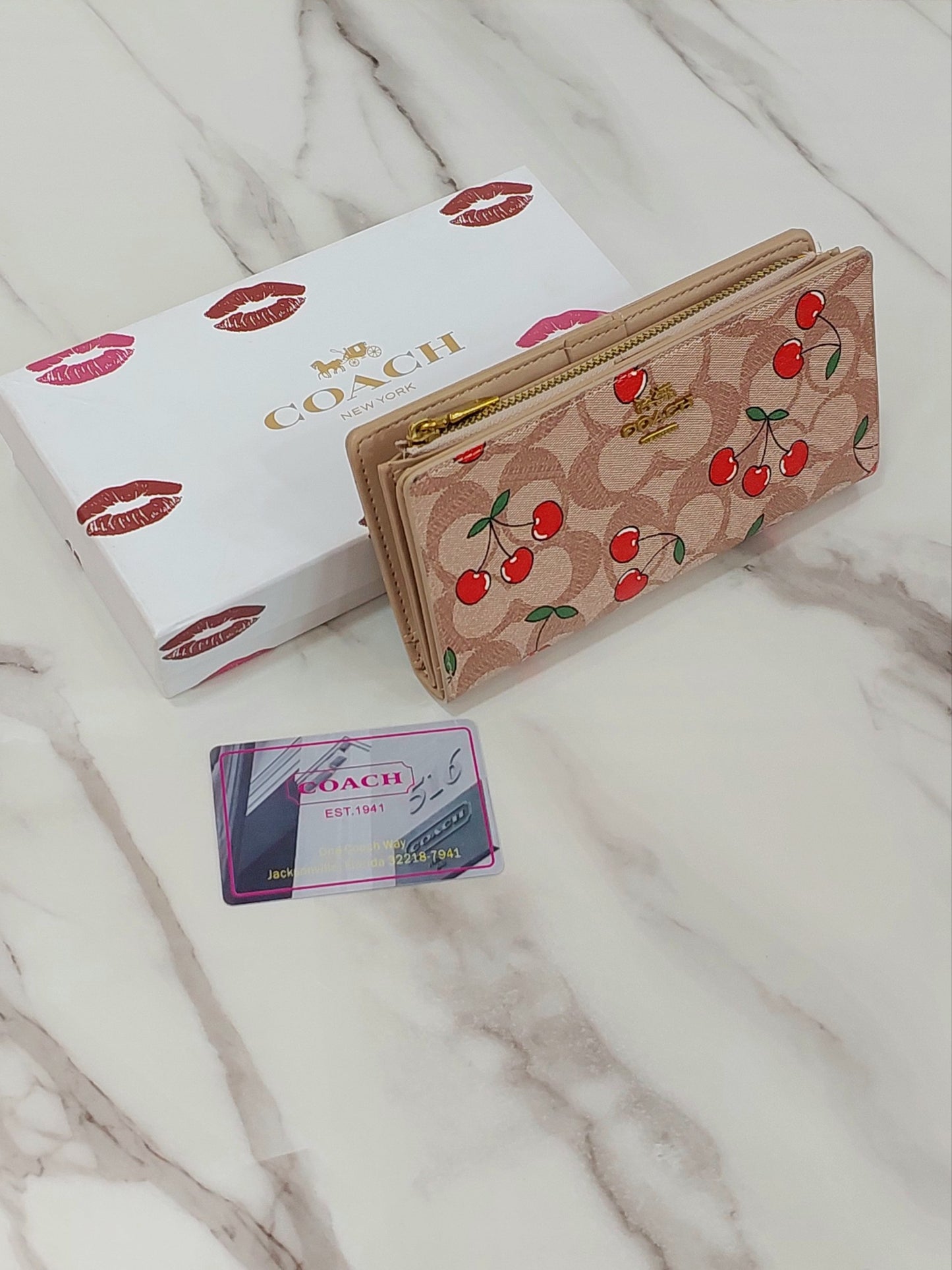 محفظة نسائية بتصميم Coach العصري.