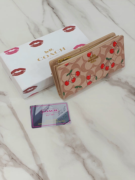 محفظة نسائية بتصميم Coach العصري.