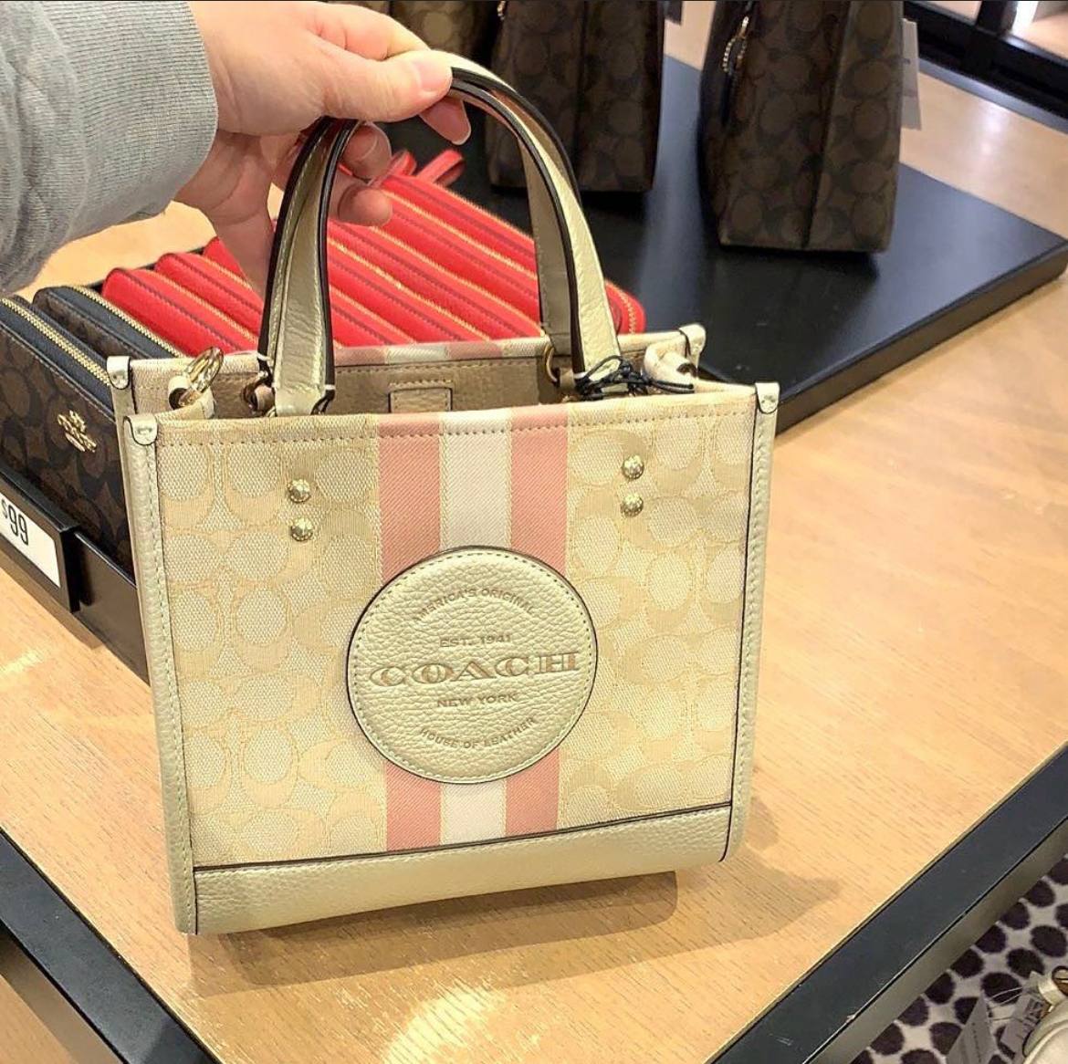 حقيبة "كوتش" (Coach) ميني توت - تصميم Signature Canvas الأنيق مع تفاصيل جلدية