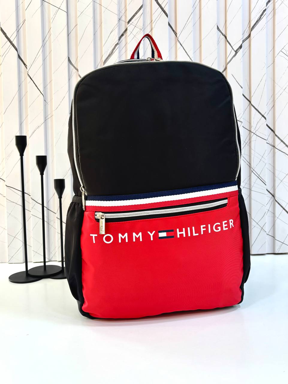حقيبة ظهر تومي هيلفيغر (Tommy Hilfiger) بتصميم ثنائي اللون