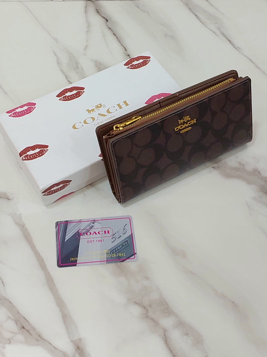 محفظة نسائية بتصميم Coach الراقي.