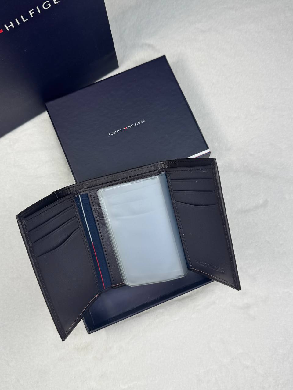 محفظة Tommy Hilfiger الرجالية - جلد طبيعي بني غامق - تصميم ثلاثي Trifold