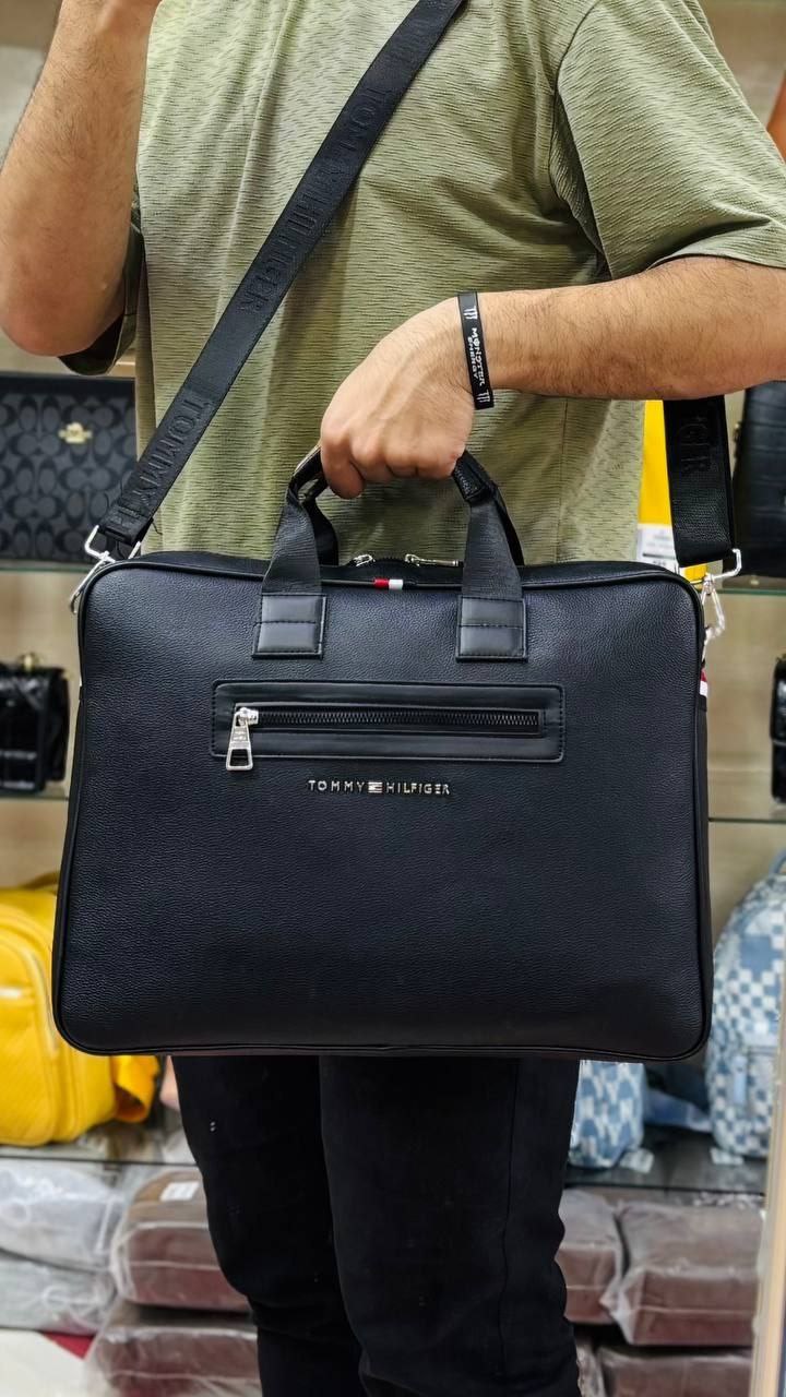 شنطة لاب توب ورجال أعمال عصرية بتصميم أنيق من TOMMY HILFIGER