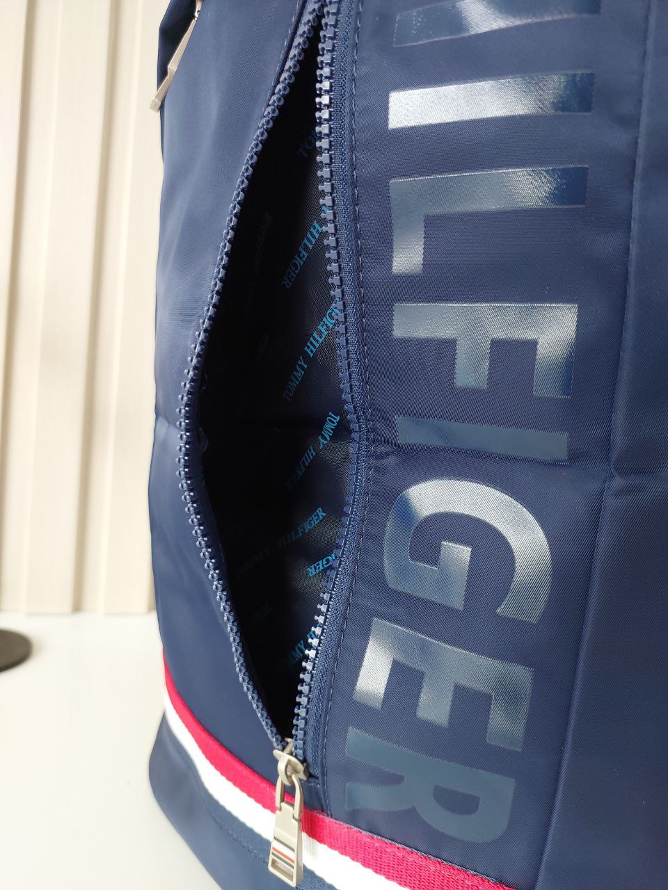 حقيبة ظهر تومي (Tommy Backpack) عصرية وعملية