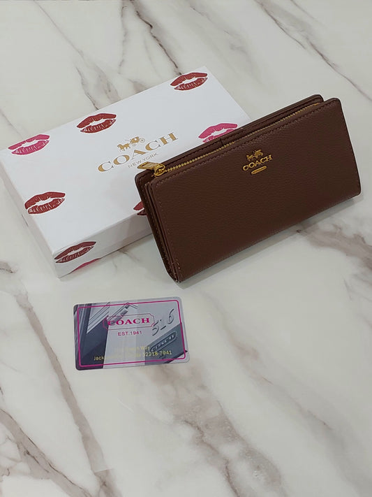 محفظة نسائية بتصميم Coach الراقي.