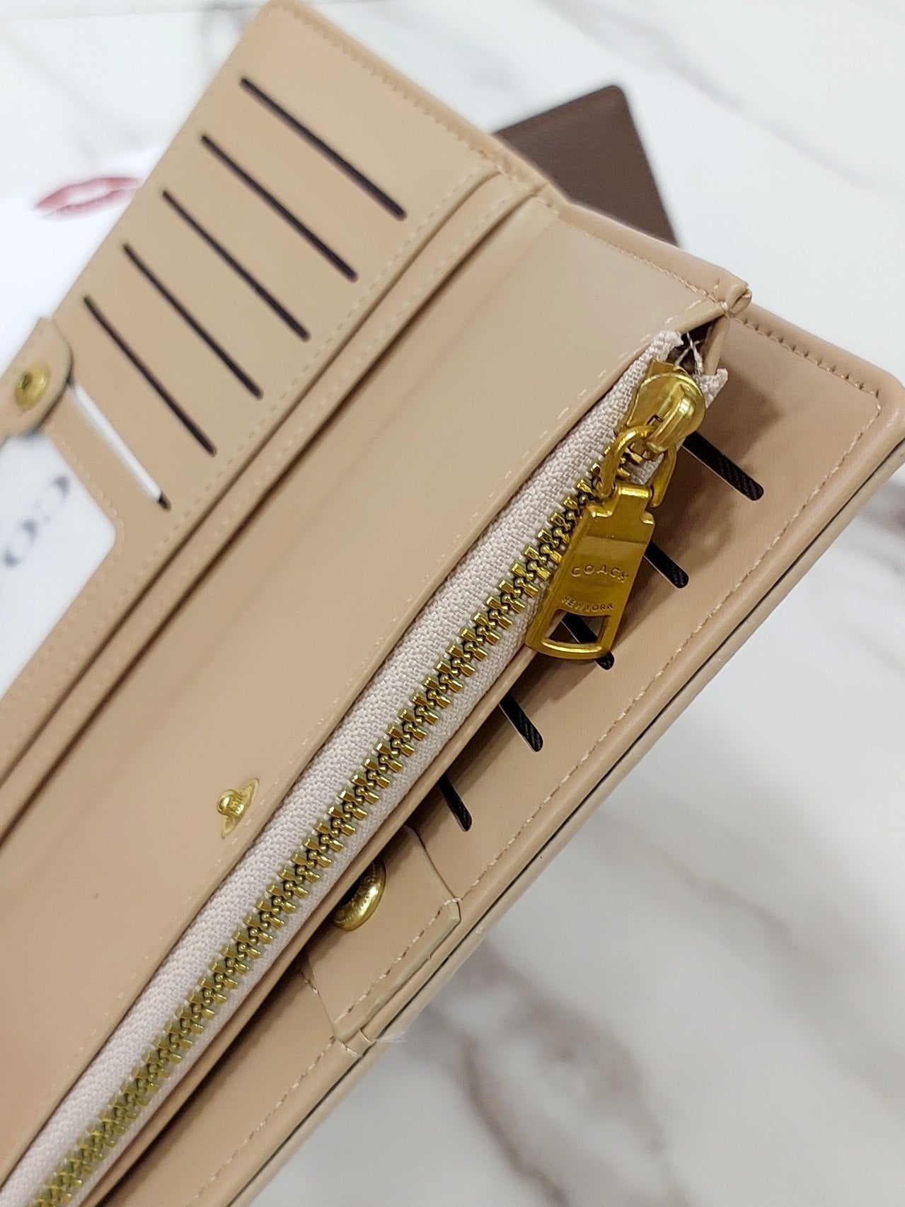محفظة نسائية بتصميم Coach العصري.