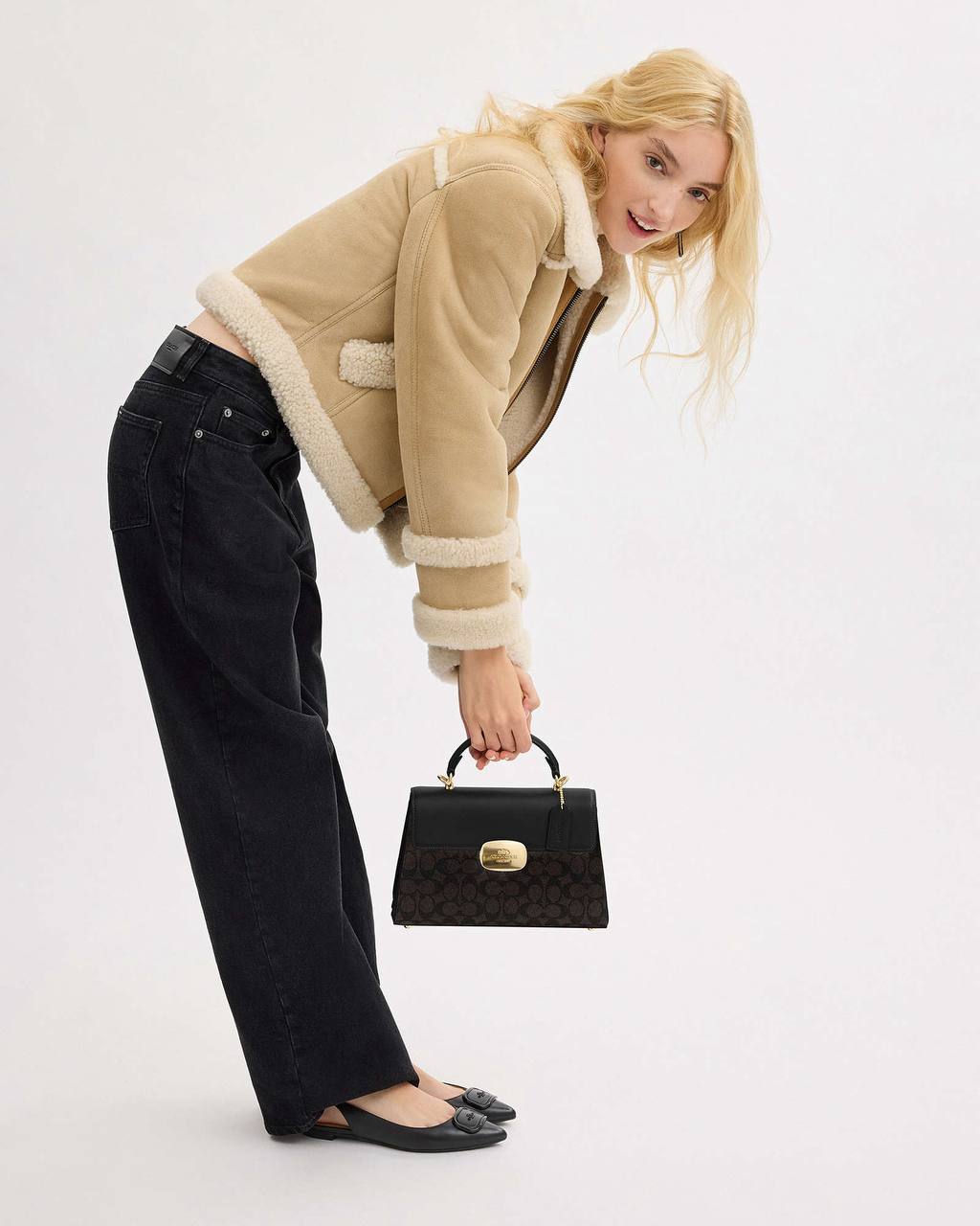 حقيبة "كوتش" (Coach) اليدوية الفاخرة - تصميم Signature Canvas مع قفل معدني ذهبي