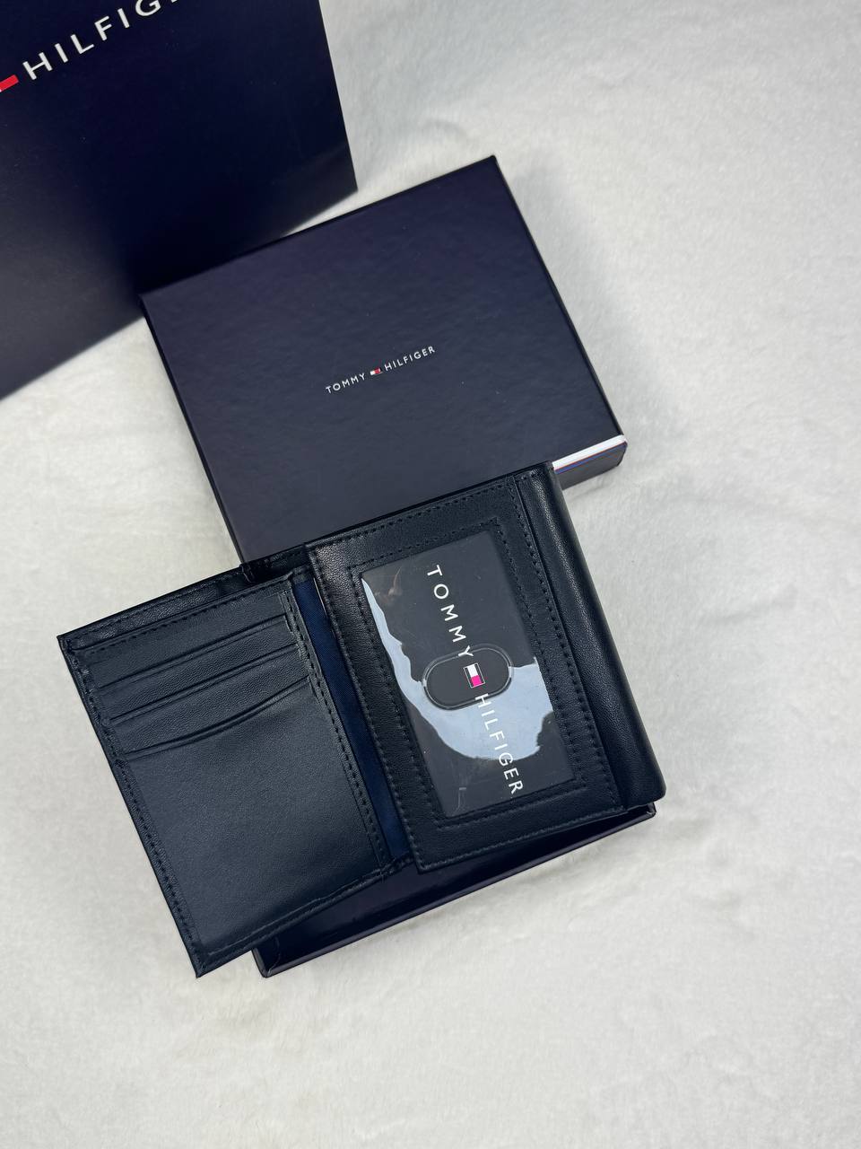 محفظة Tommy Hilfiger الرجالي - تصميم Trifold  باللون الأسود