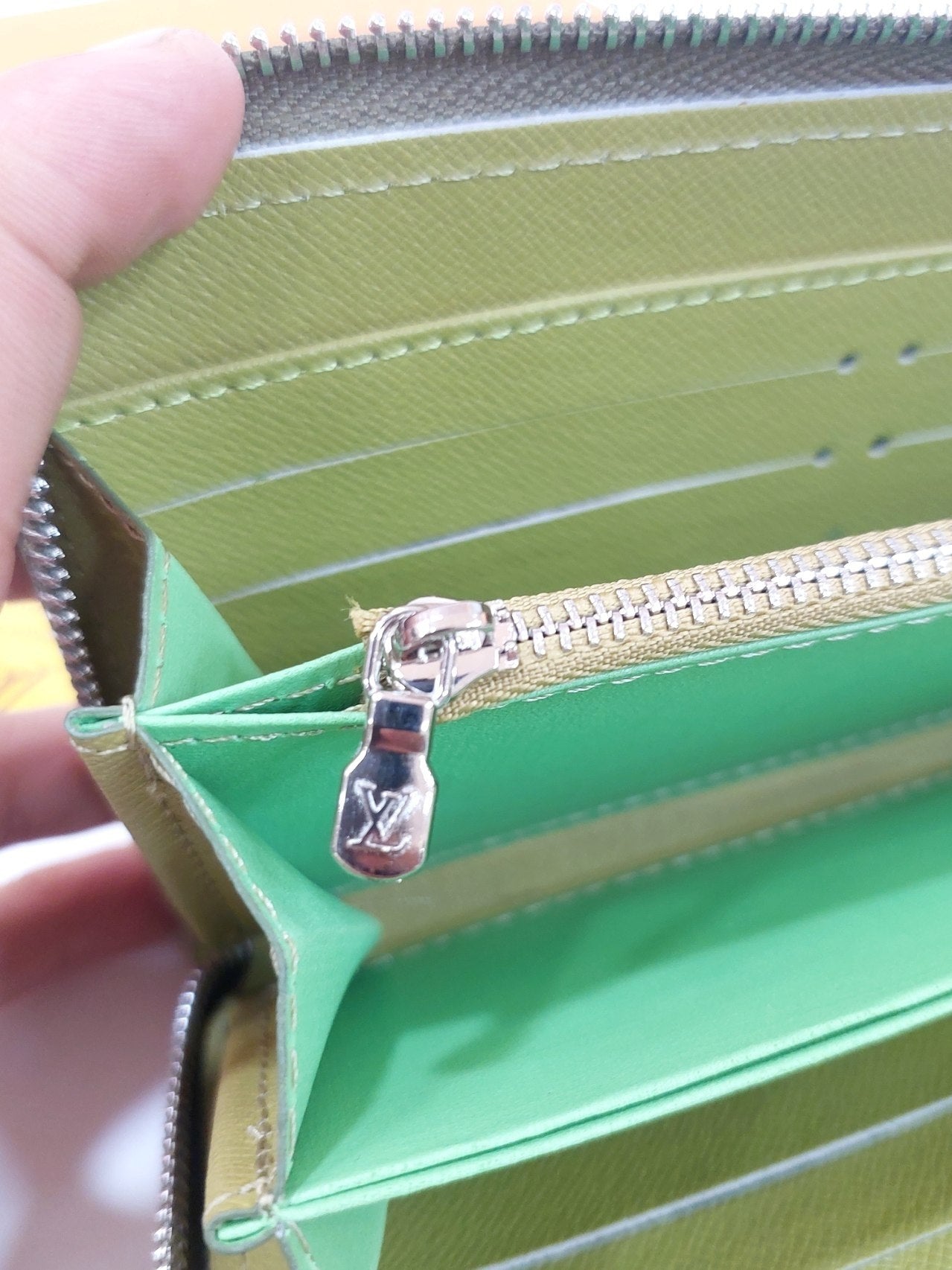 محفظة لويس فيتون (Louis Vuitton)