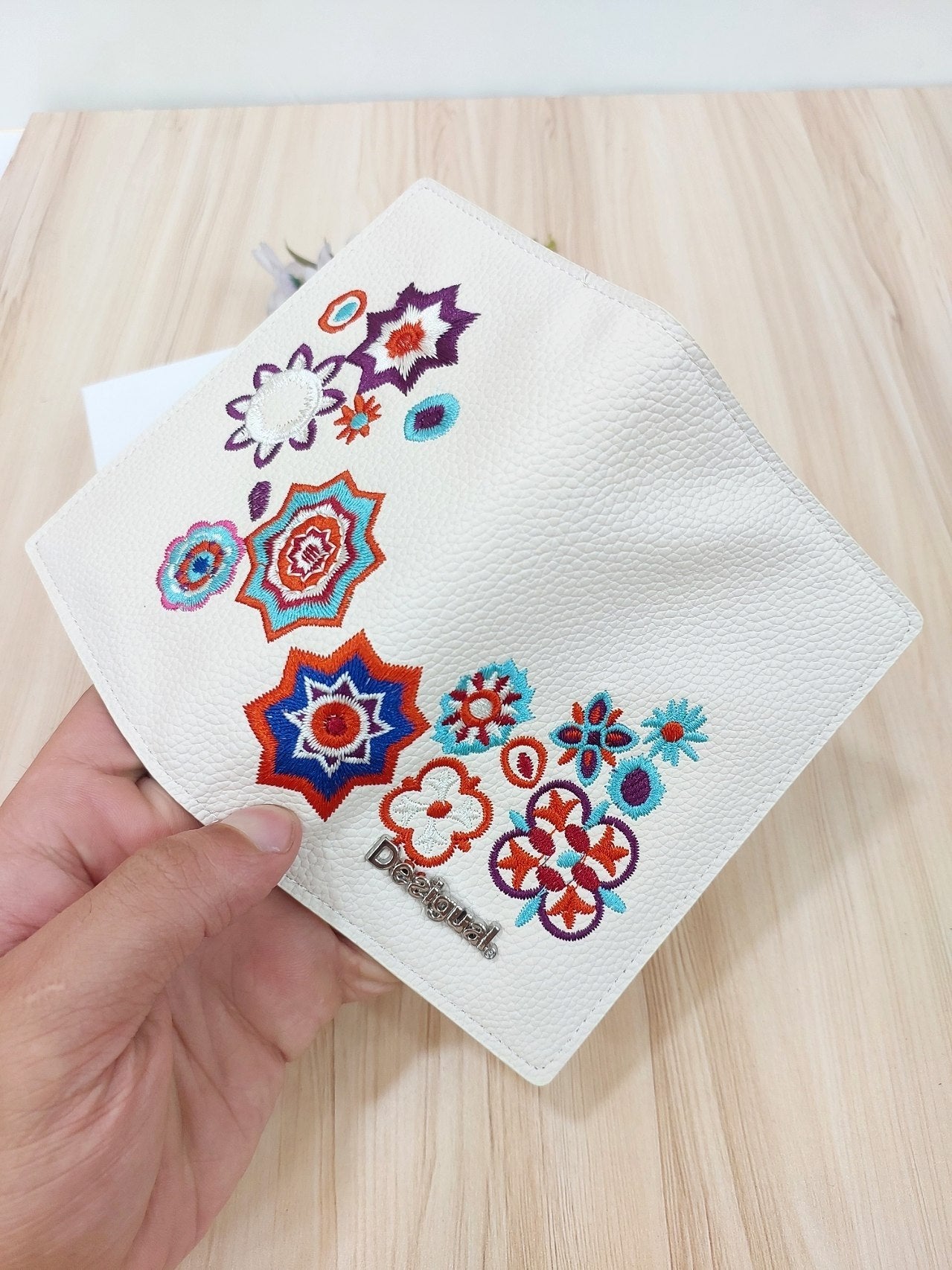 محفظة ديزيجوال (Desigual) العصرية