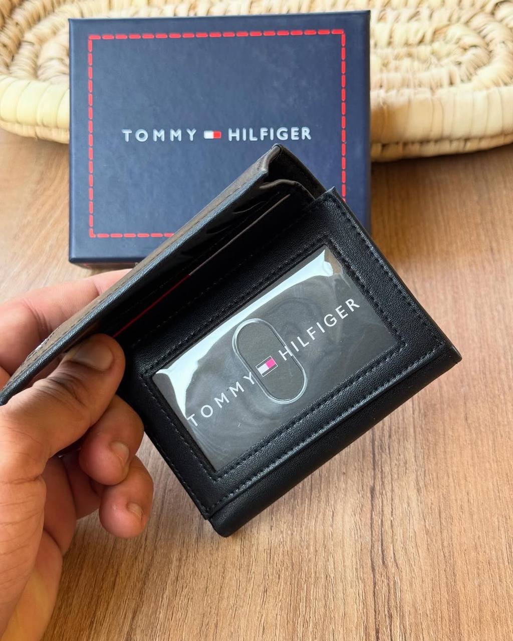 محفظة Tommy Hilfiger الرجالي - تصميم Trifold  باللون الأسود