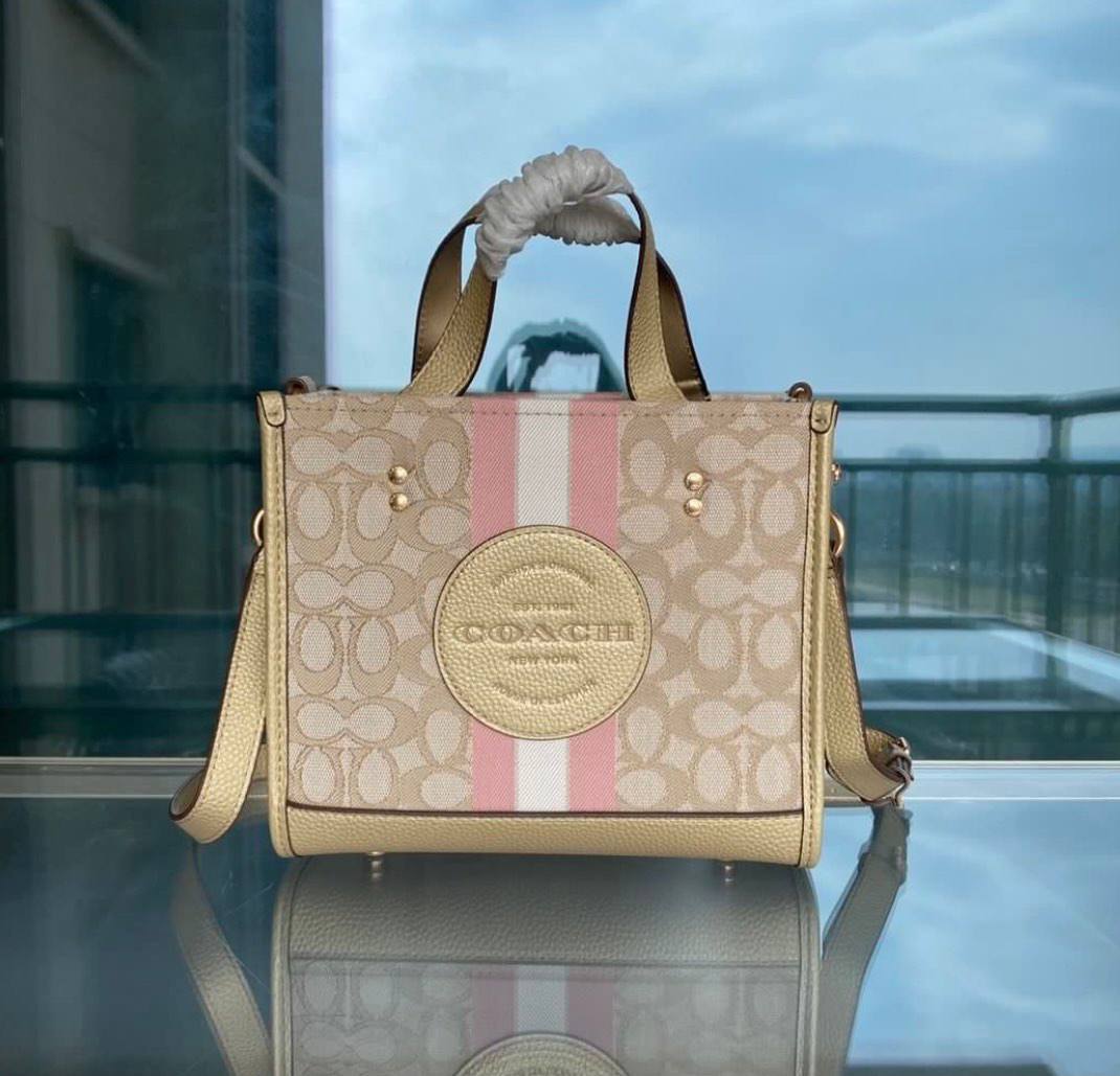 حقيبة "كوتش" (Coach) ميني توت - تصميم Signature Canvas الأنيق مع تفاصيل جلدية