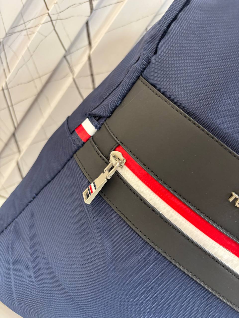 حقيبة ظهر تومي هيلفيغر (Tommy Hilfiger Backpack) - تصميم عصري وأنيق