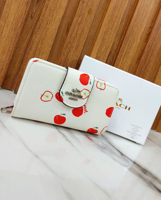 محفظة نسائية فاخرة بتصميم التفاح من Coach