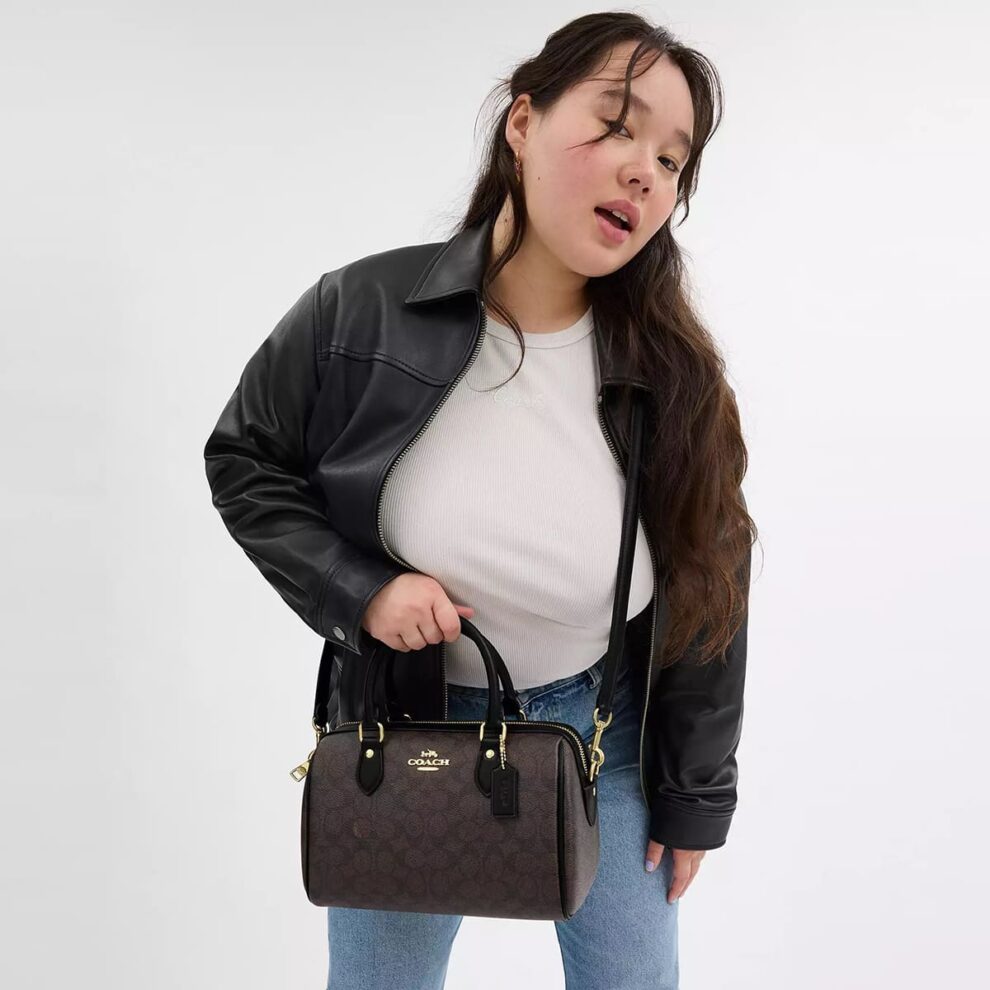 حقيبة يد نسائية من كوتش ، لون ذهبي وجوزي وأسود ، موديل CV961