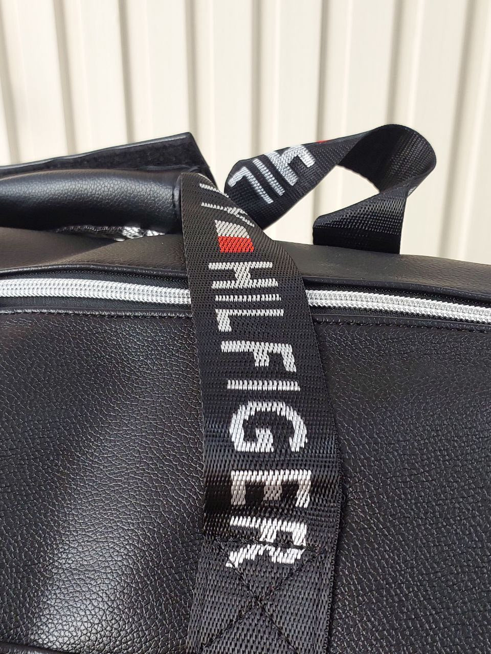شنطة سفر ورجال أعمال فاخرة بتصميم ميرورأوريجينال من TOMMY HILFIGER