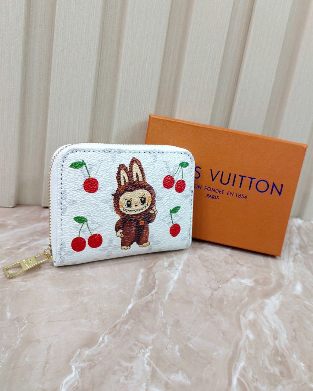 محفظة حريمي من Louis Vuitton