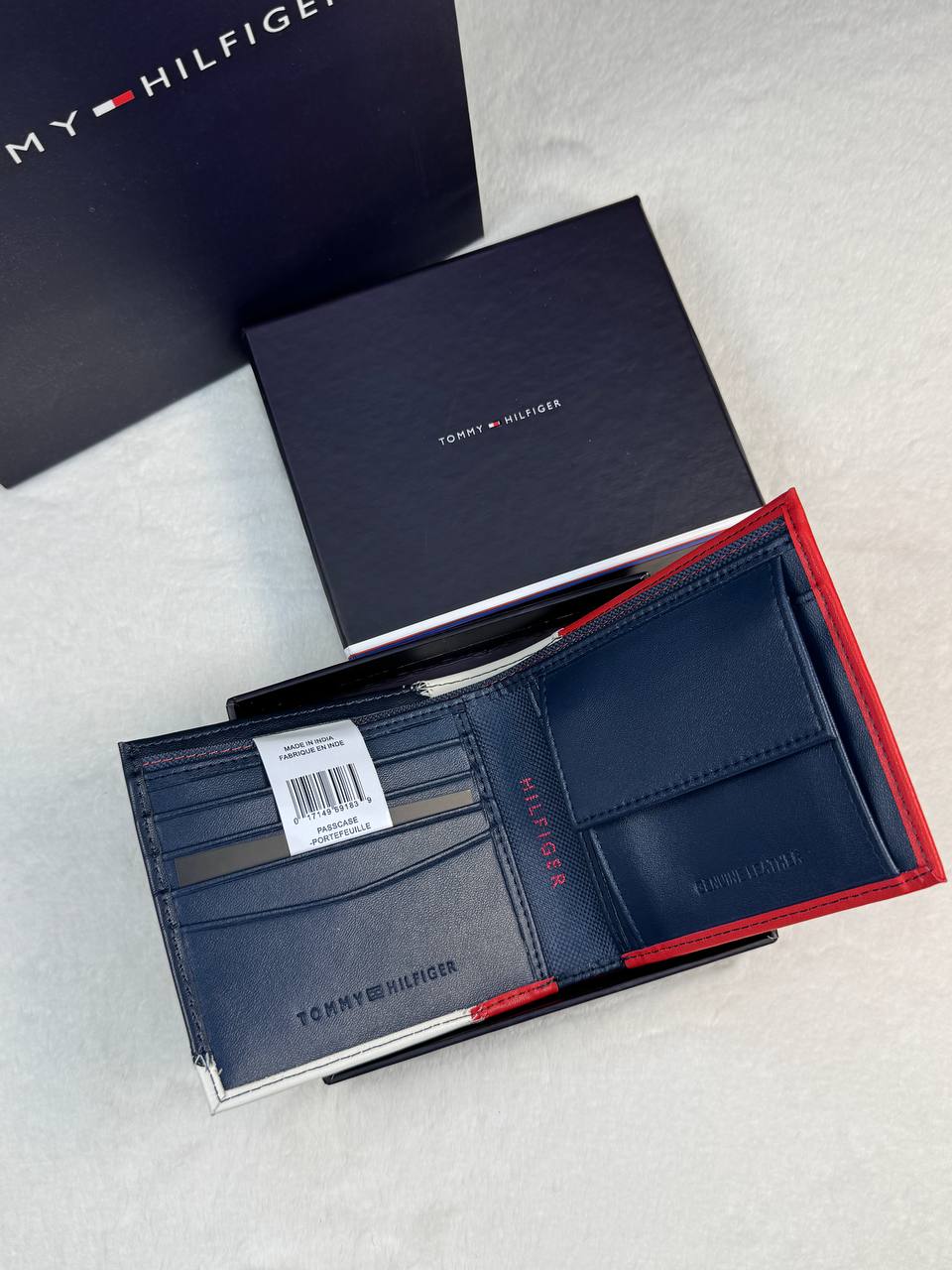 محفظة تومي هيلفيغر (Tommy Hilfiger) - تصميم ثلاثي الألوان "Flag Collection"