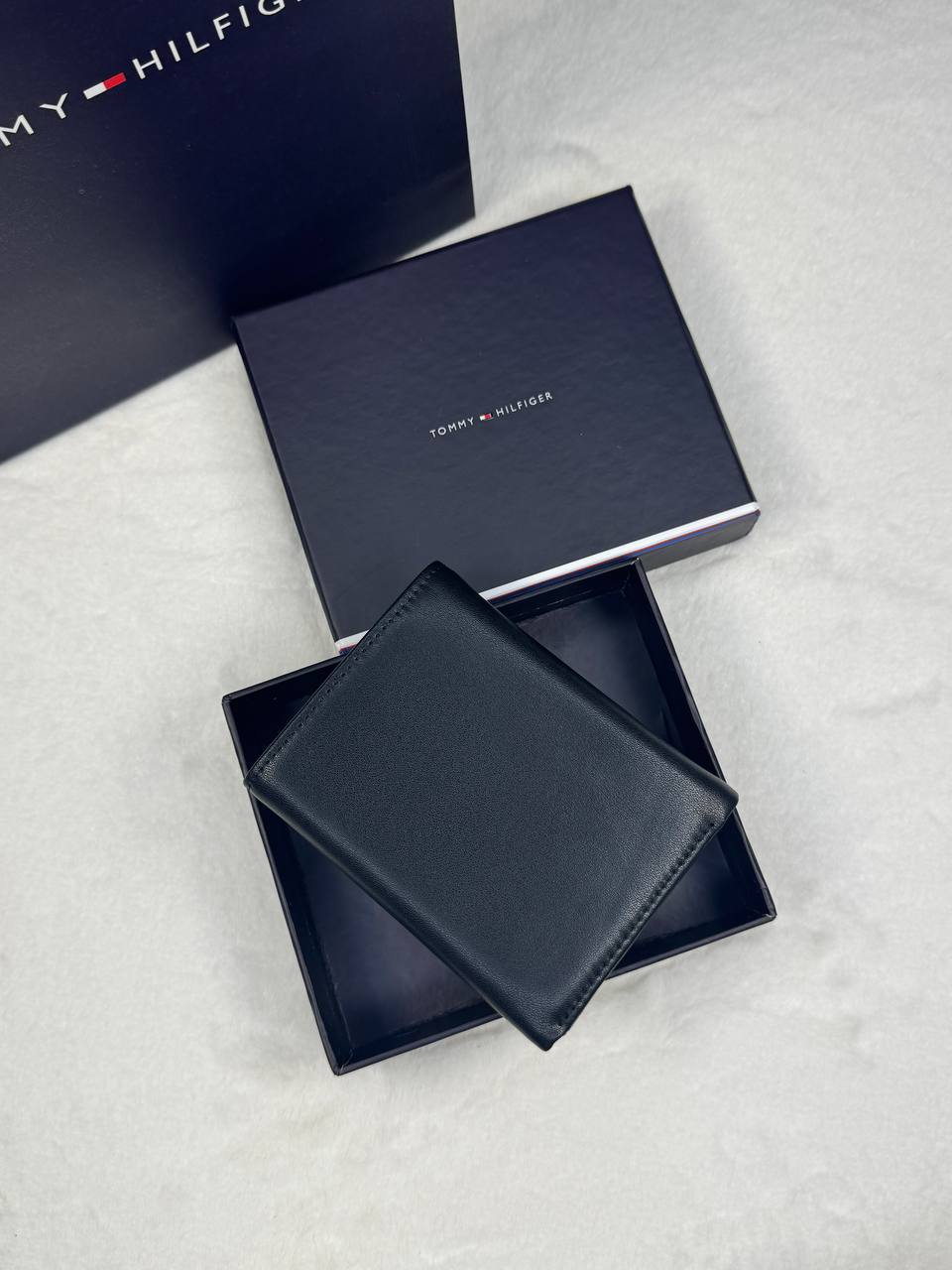 محفظة Tommy Hilfiger الرجالي - تصميم Trifold  باللون الأسود