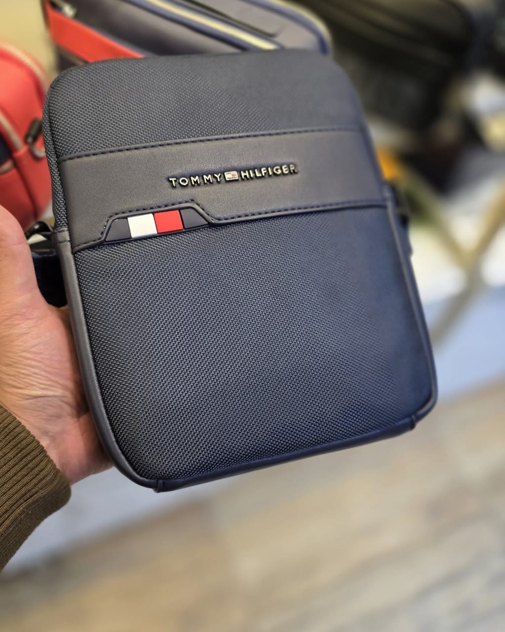 حقيبة كروس بولد tommy hilfiger للرجال - تصميم عصري وأنيق