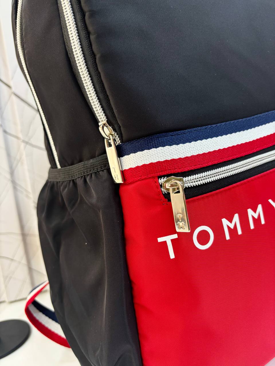 حقيبة ظهر تومي هيلفيغر (Tommy Hilfiger) بتصميم ثنائي اللون