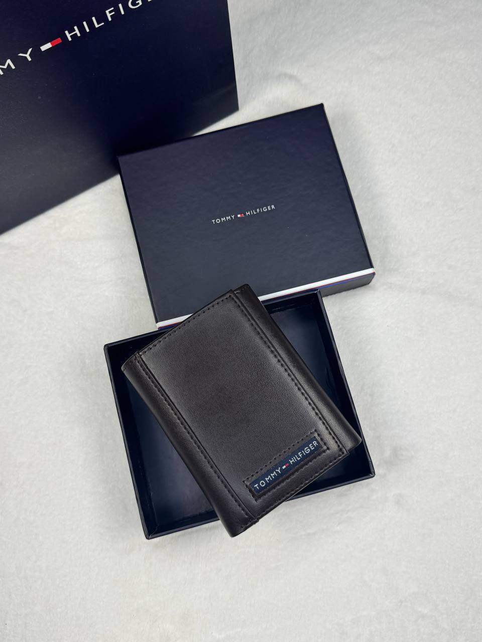 محفظة Tommy Hilfiger الرجالية - جلد طبيعي بني غامق - تصميم ثلاثي Trifold