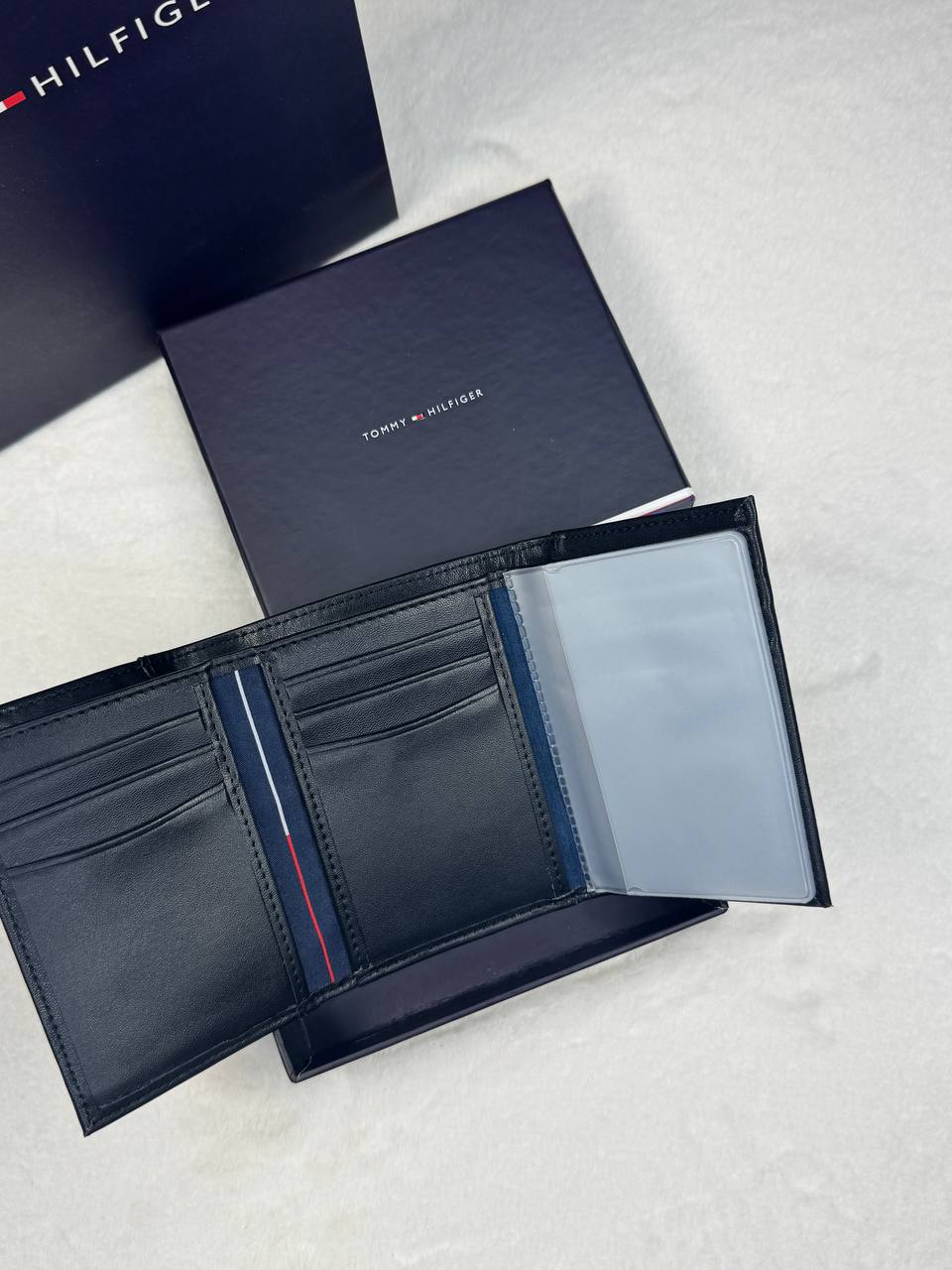 محفظة Tommy Hilfiger الرجالي - تصميم Trifold  باللون الأسود