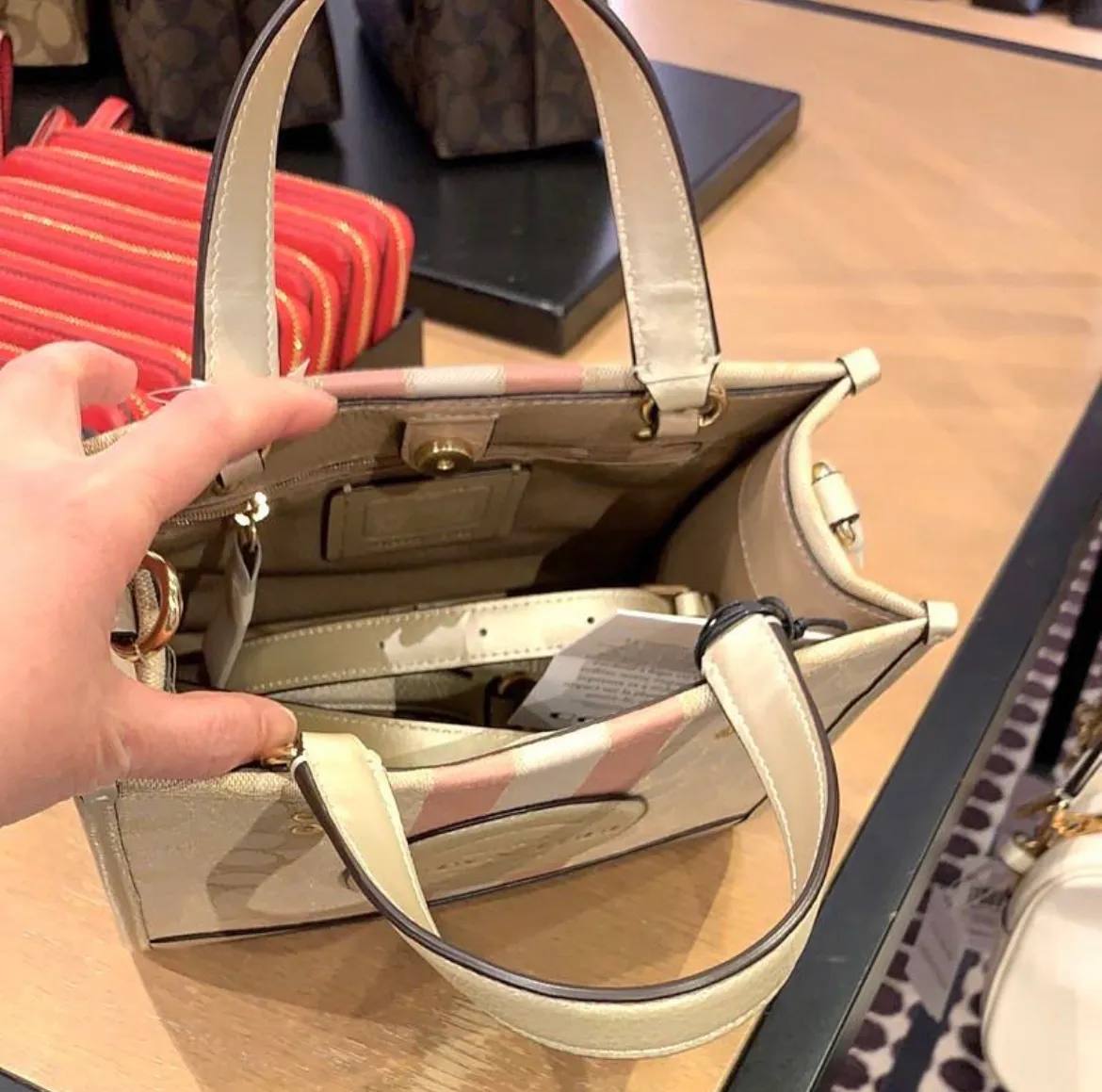 حقيبة "كوتش" (Coach) ميني توت - تصميم Signature Canvas الأنيق مع تفاصيل جلدية