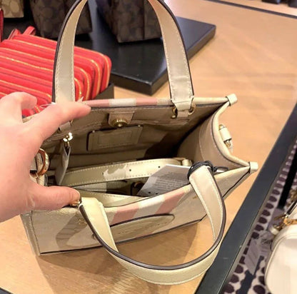 حقيبة "كوتش" (Coach) ميني توت - تصميم Signature Canvas الأنيق مع تفاصيل جلدية