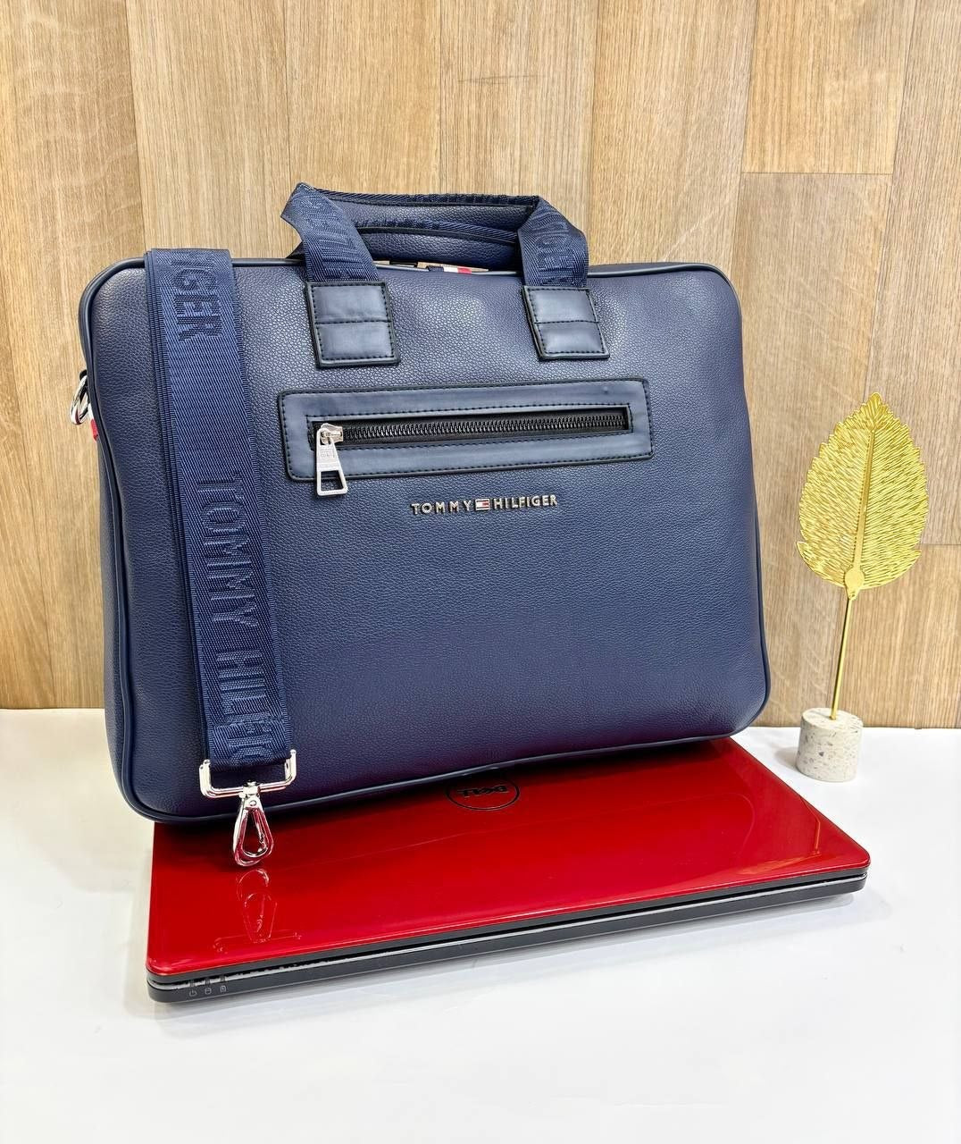 شنطة لاب توب ورجال أعمال عصرية بتصميم أنيق من TOMMY HILFIGER