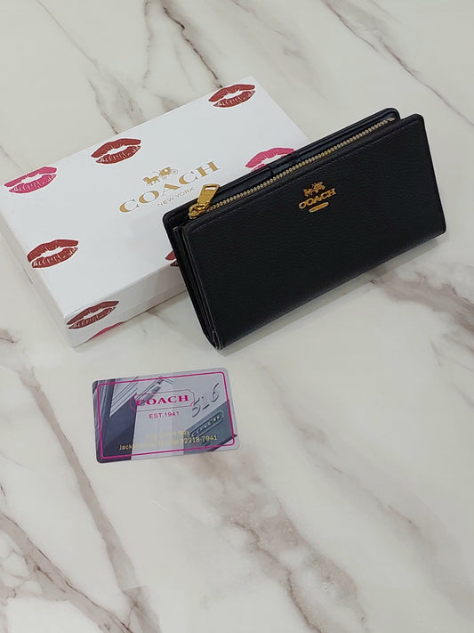 محفظة نسائية بتصميم Coach الراقي.