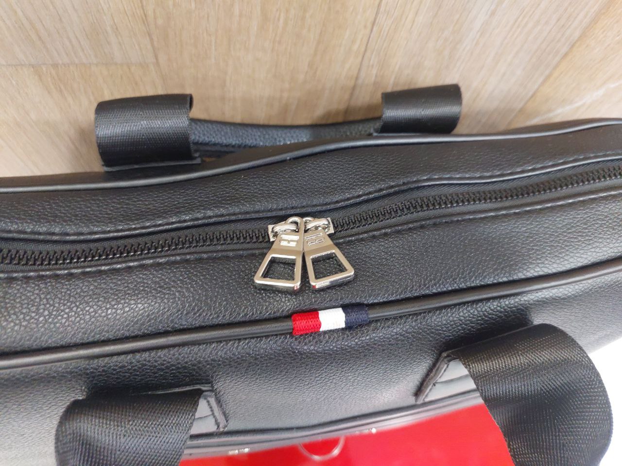 شنطة لاب توب ورجال أعمال عصرية بتصميم أنيق من TOMMY HILFIGER