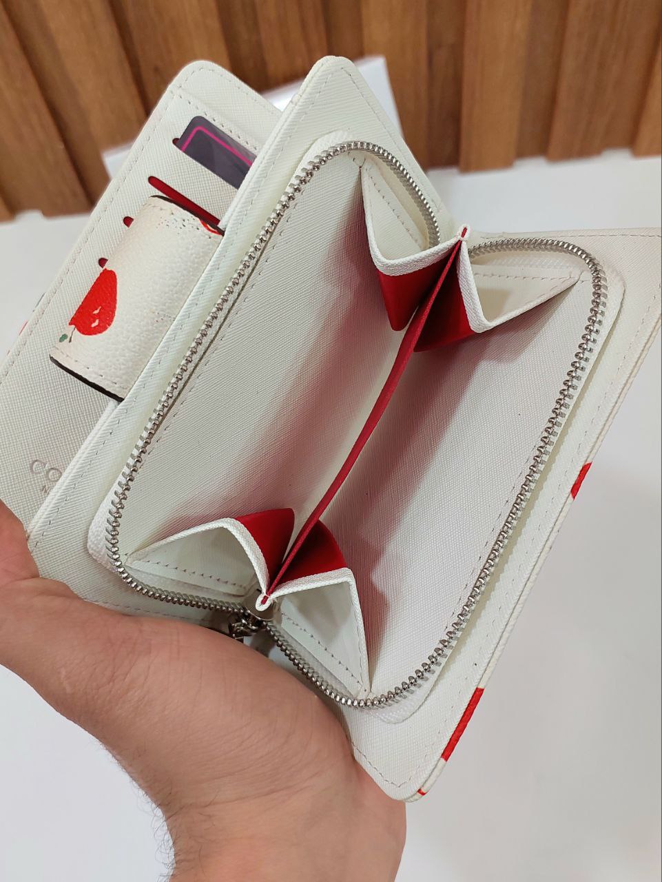 محفظة نسائية فاخرة بتصميم التفاح من Coach