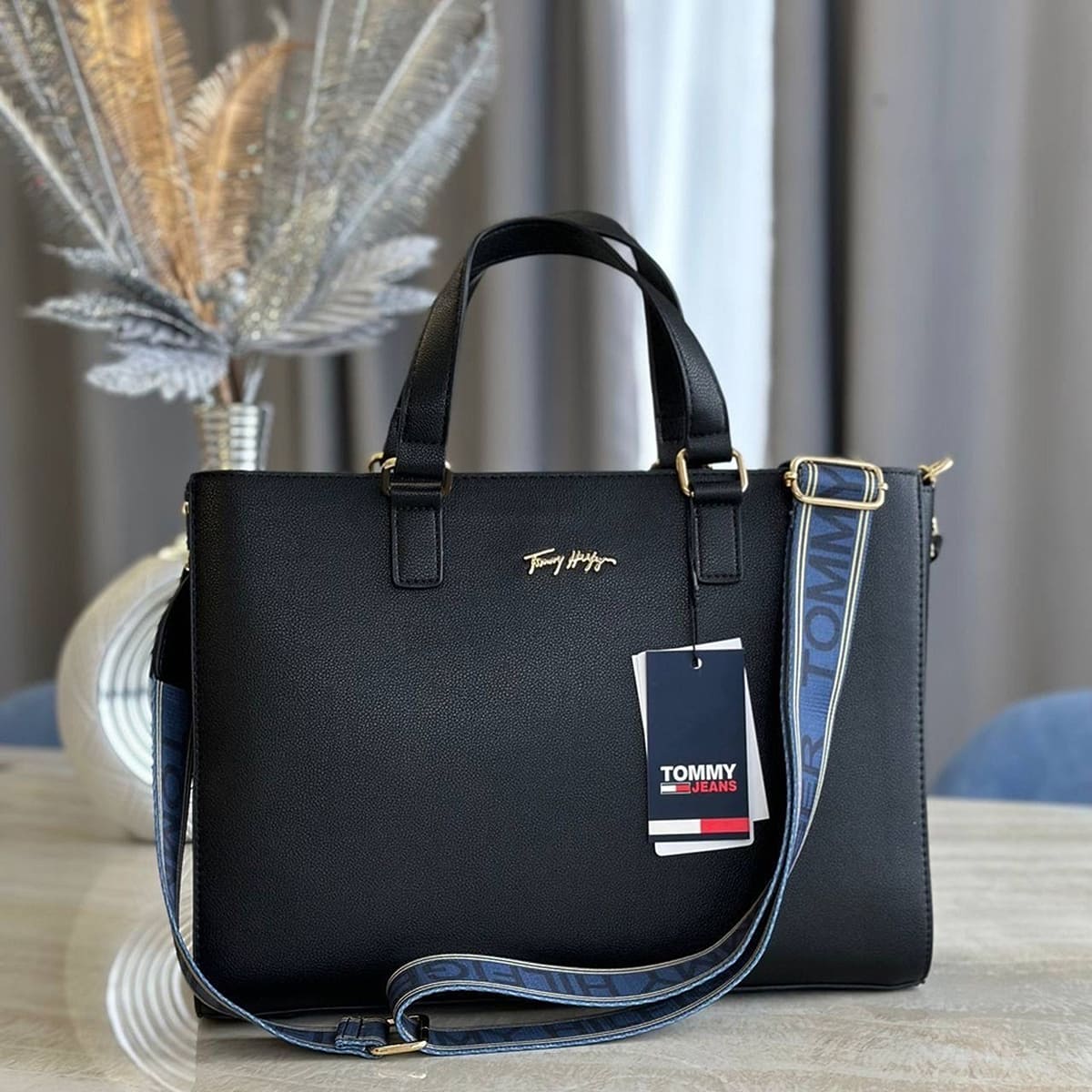 حقيبة "تومي هيلفيغر" (Tommy Hilfiger) الأصلية - تصميم "توت" بلمسة عصرية مع محفظة إضافية (أسود)