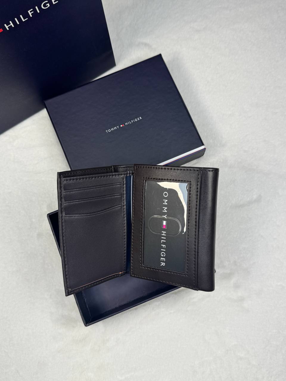 محفظة Tommy Hilfiger الرجالية - جلد طبيعي بني غامق - تصميم ثلاثي Trifold